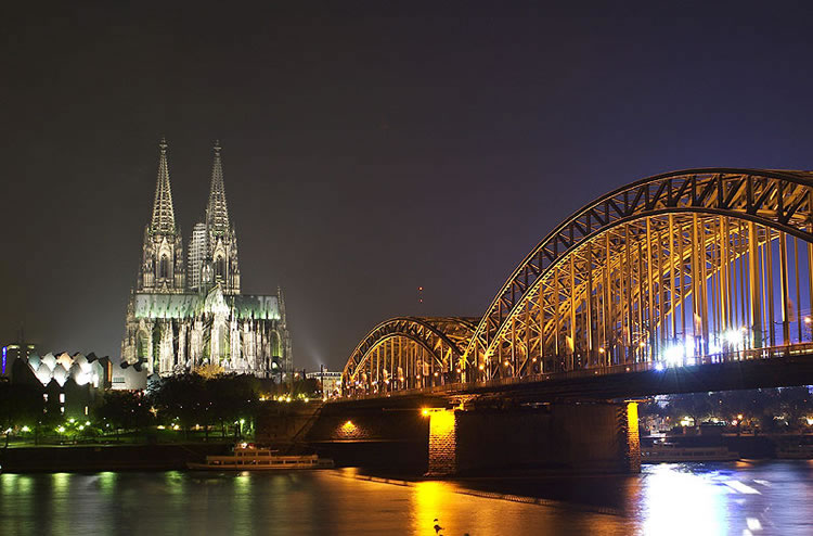 europe-bridge-in-night-incognito-software