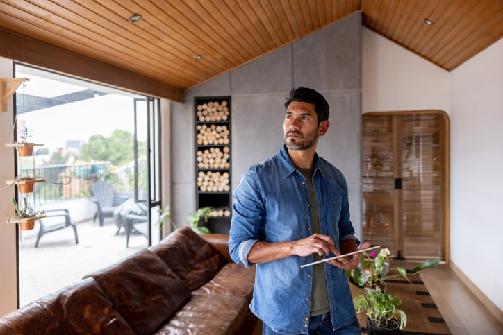 Homem controlando casa inteligente com USP